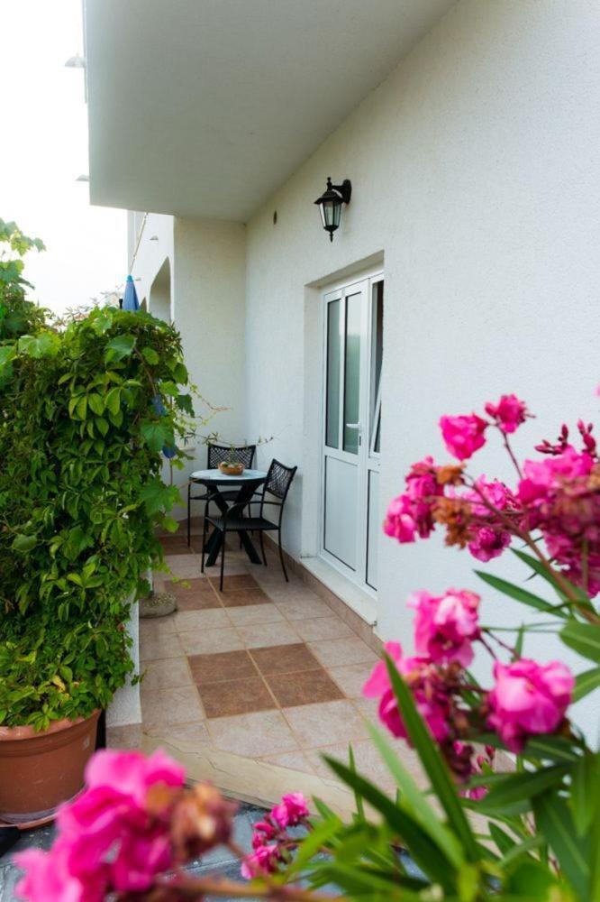 Apartments Mare - 30 M From Pebble Beach Seget Vranjica Exterior photo